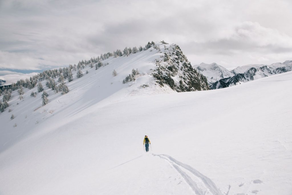 L'ascension du pic de tarbésou en hiver avec des skis de rando. crédit photo : Clara Ferrand - blog WIldroad
