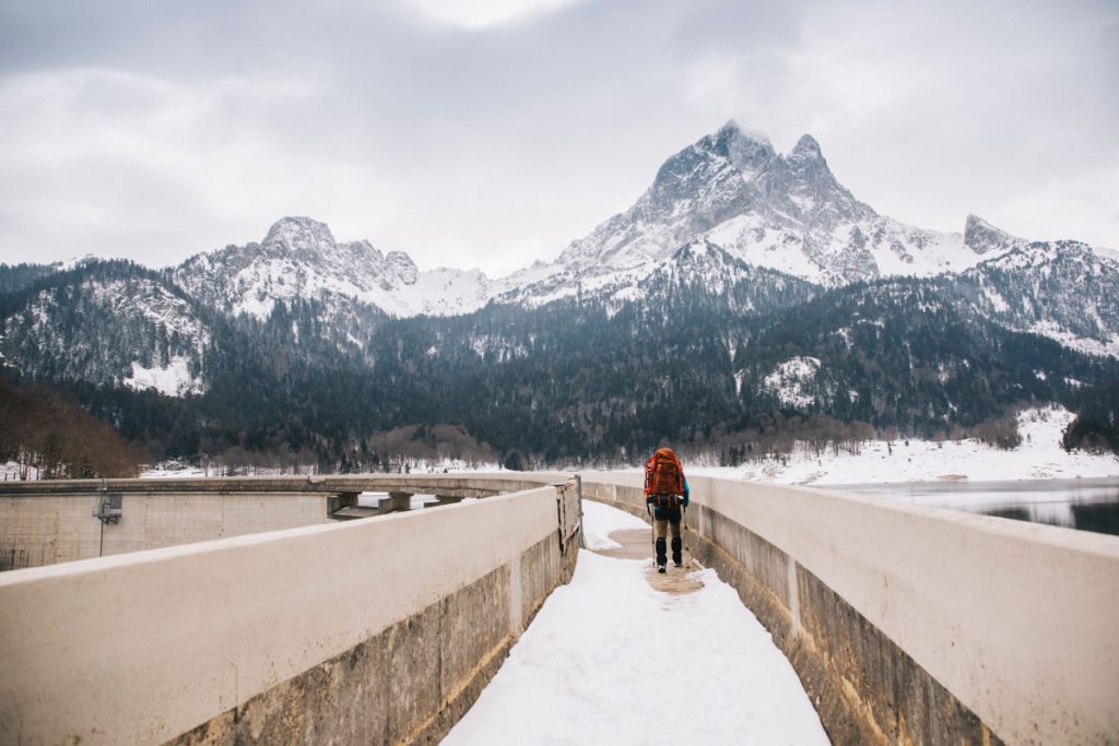 Le barrage de Bious Artigues avec la neige. crédit photo : Clara Ferrand - blog Wildroad