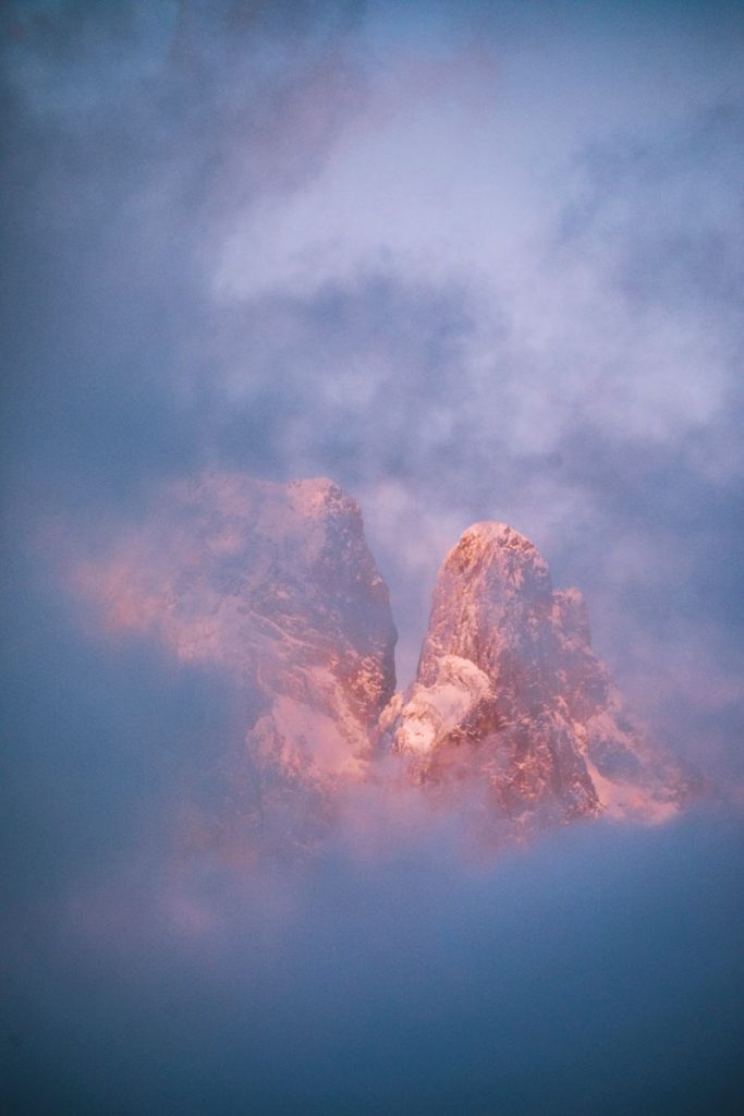Le pic du midi d'Ossau au coucher du soleil en hiver. crédit photo : Clara Ferrand - blog Wildroad