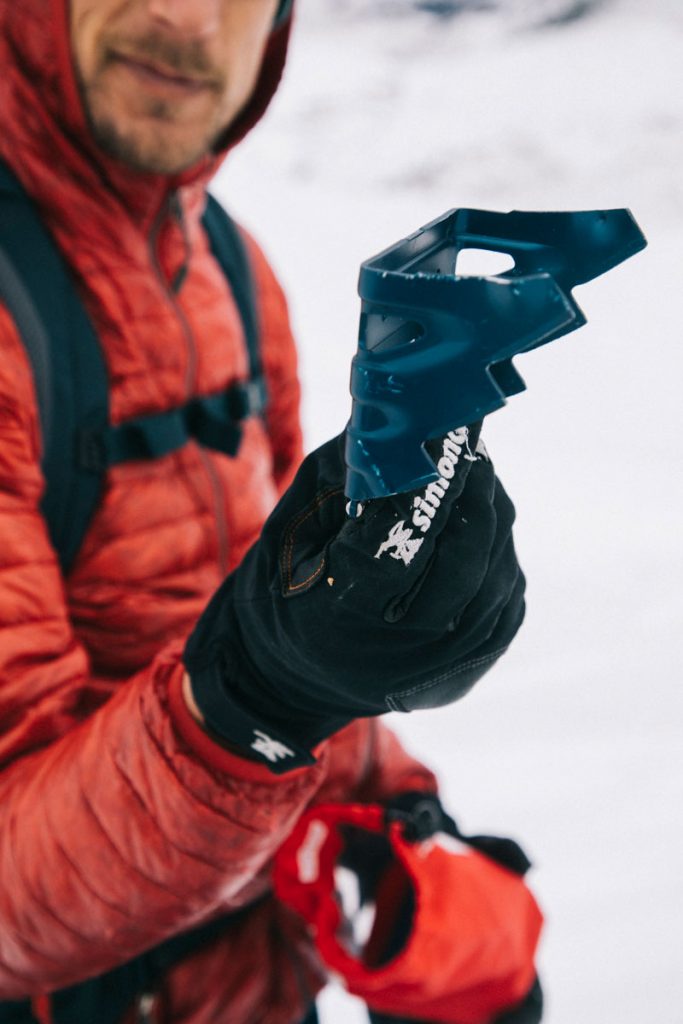 S'équiper de couteau pour ses ski de rando pour grimper sur les sommets glacés. crédit photo : Clara Ferrand - blog Wildroad