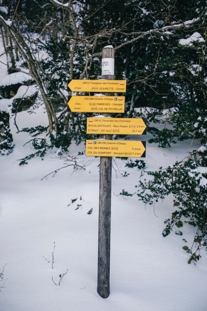 Les panneaux d'indications pour la randonnée des lacs d'Ayous dans le Bearn. crédit photo : Clara Ferrand - blog Wildroad