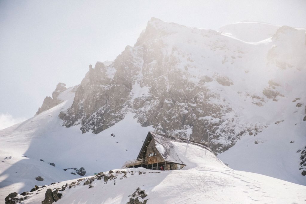 Le refuge d'Ayous face au pic du midi d'Ossau dans les Pyrénées en hiver. crédit photo : Clara Ferrand - blog Wildroad