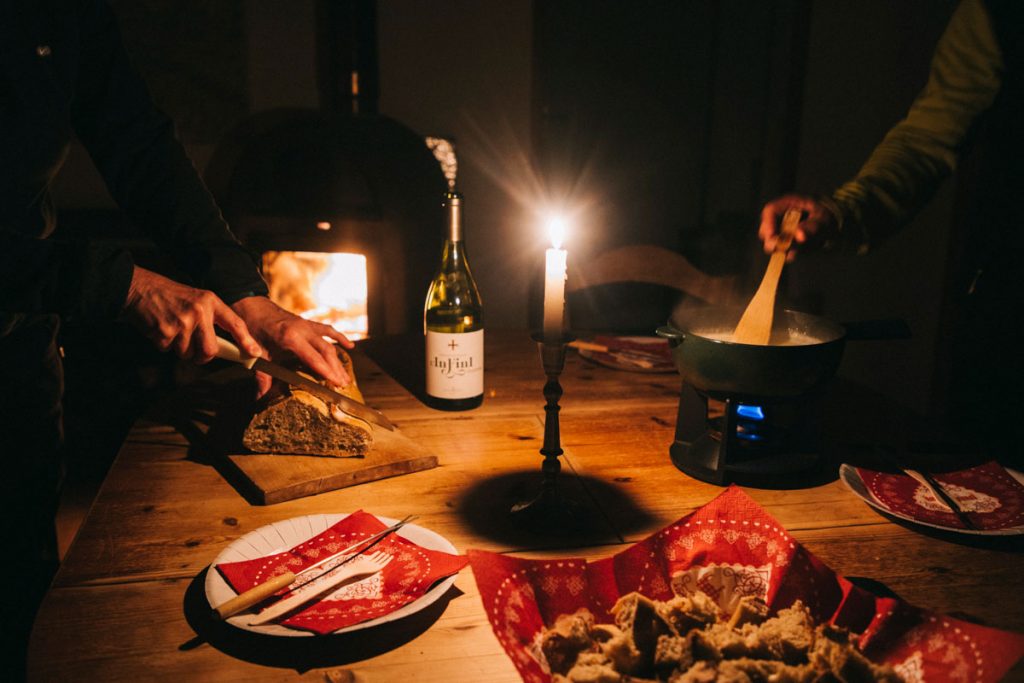 Fondue ariégeoise au coin du feu dans une cabane pastorale. crédit photo : Clara Ferrand - blog Wildroad