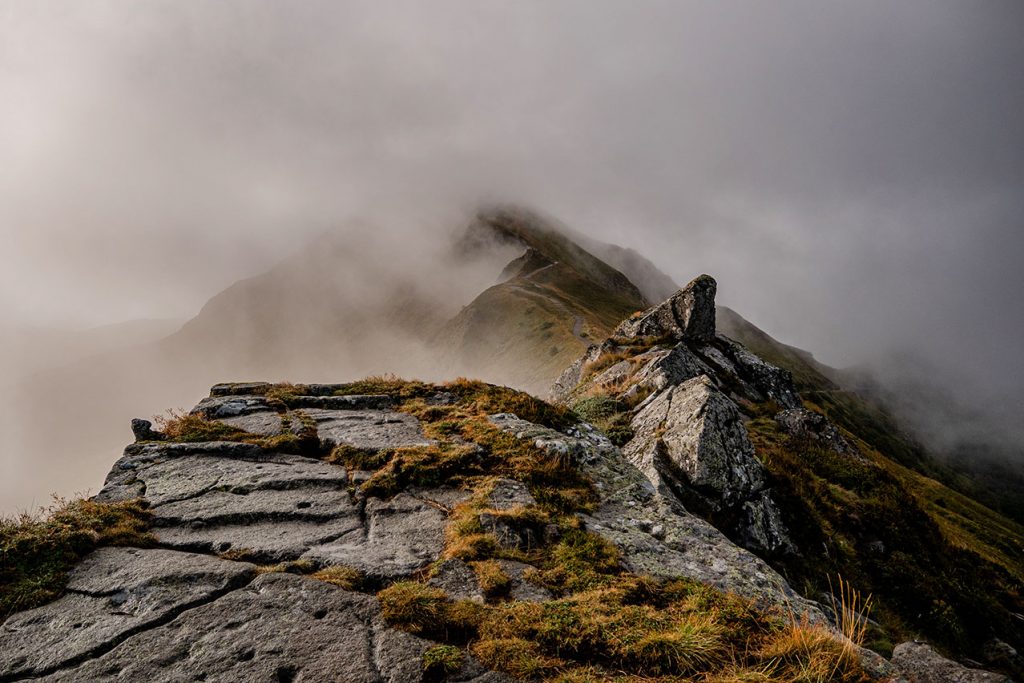 Le GR400 le tour du volcan cantalien sur l'un des plus beaux sentier de randonnée de France. crédit photo : la baroudeur voyage - Marie Herblot