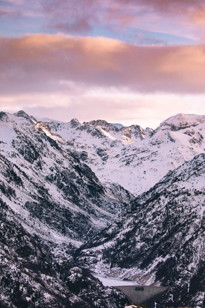 Le barrage de laparan et l'Andorre depuis le plateau de Beille. crédit photo : Clara Ferrand - blog Wildroad