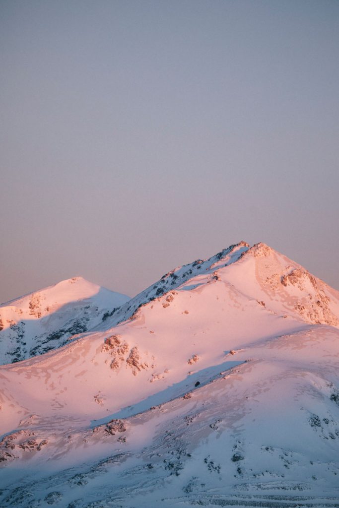 Le lever de soleil sur les Pyrénées depuis el roc du Scaramus. crédit photo : Clara Ferrand - blog WIldroad
