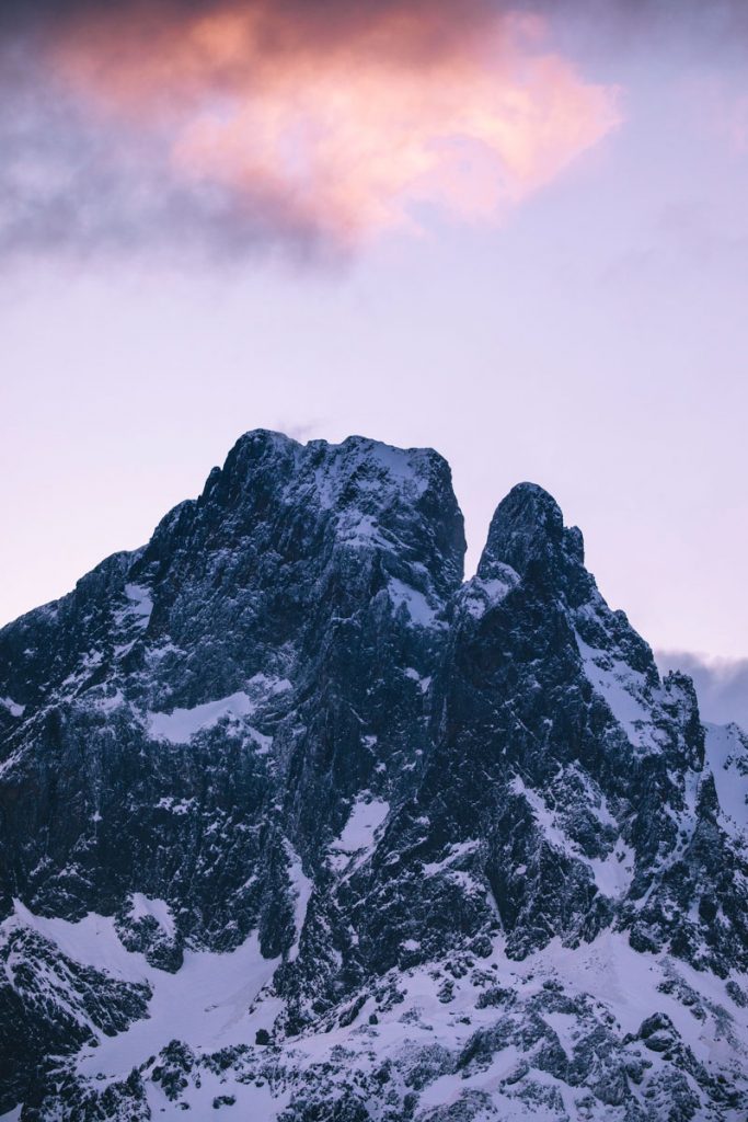 Le pic d'Ossau et la vallée d'Ossau en hiver. Credit photo : Clara Ferrand - blog Wildroad