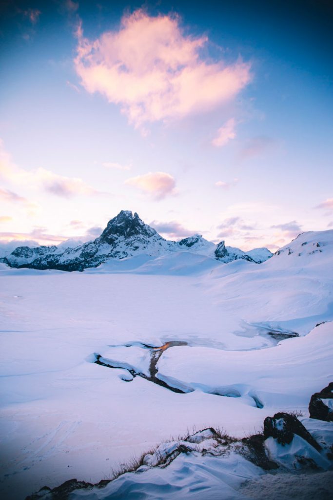 Lever de soleil sur les lacs d'Ayous enneigés et le pic d'Ossau. crédit photo : Clara Ferrand - blog Wildroad