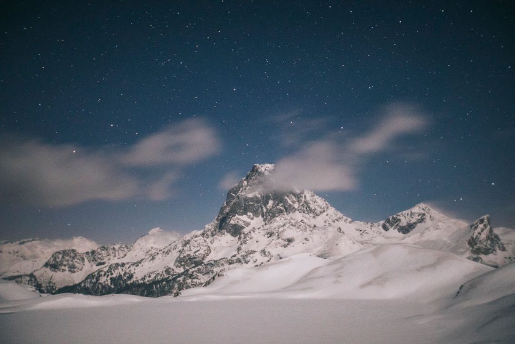 Photo de nuit en hiver du pic d'Ossau depuis les lacs d'Ayous. crédit photo : Clara Ferrand - blog Wildroad