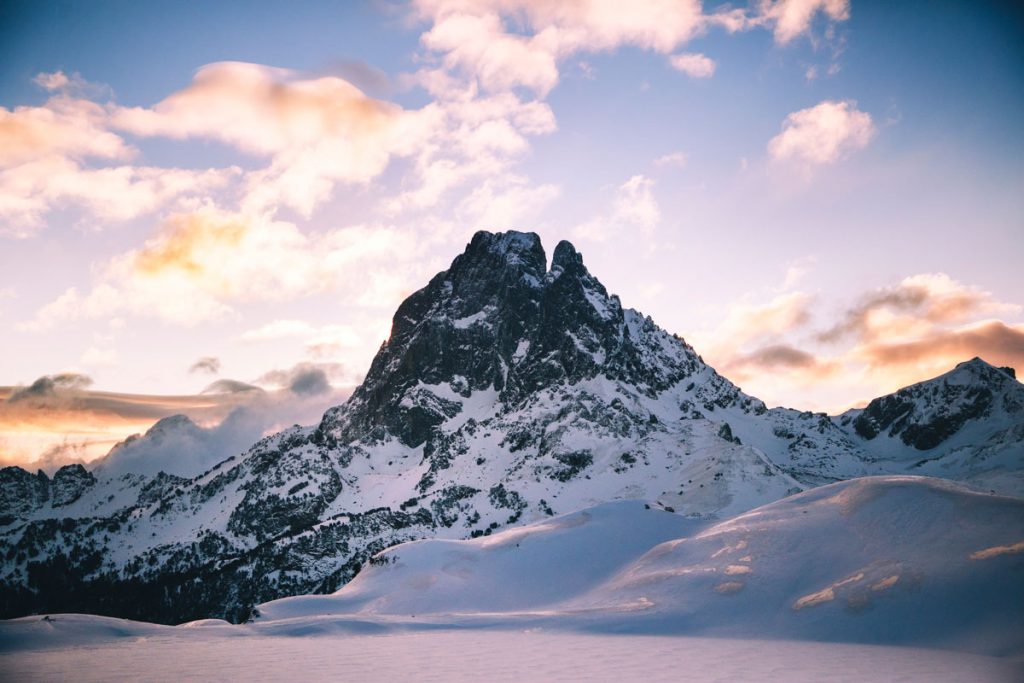 Lever de soleil sur les lacs d'Ayous et le pic du midi d'Ossau en hiver. crédit photo : Clara Ferrand - blog WIldroad