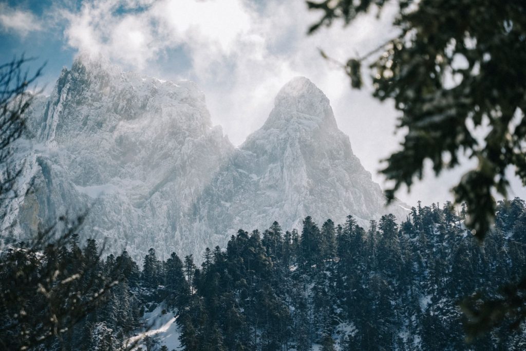 Le pic d'Ossau et sa vallée en hiver. crédit photo : Clara Ferrand - blog WIldroad