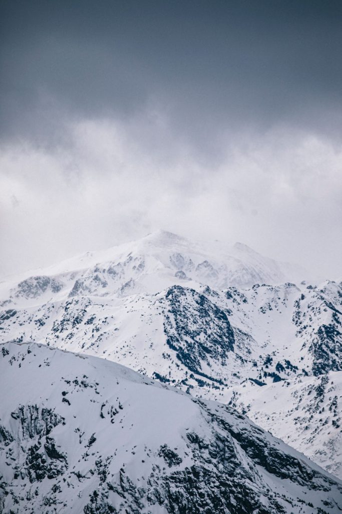 Le panorama sur les Pyrénées depuis le pic du Tarbésou en hiver. crédit photo : Clara Ferrand - blog Wildroad