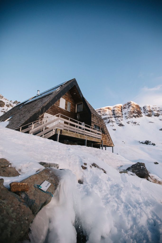 Le refuge d'Ayous en hiver dans la vallée d'Osseux. crédit photo : Clara Ferrand - blog Wildroad