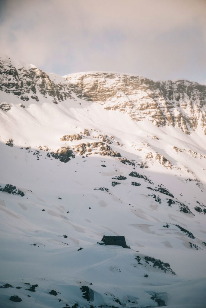 Le refuge d'Ayous vue de la crête des lacs d'Ayous. crédit photo : Clara Ferrand - blog Wildroad