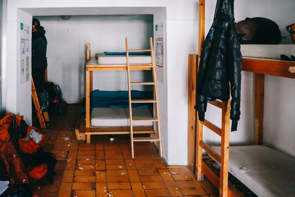 L'intérieur du refuge d'Ayous partie hiver non gardée. crédit photo : Clara Ferrand - blog Wildroad