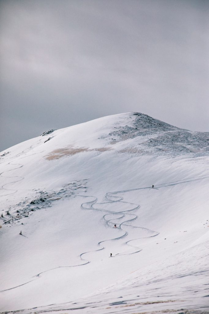 Des skieurs sur repic de Tarbésou dans les Pyrénées. crédit photo : Clara Ferrand - blog Wildroad