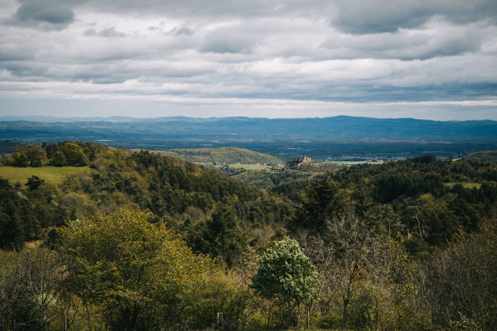 Point de vue sur le château de Couzan depuis le chemin des seigneurs. crédit photo : clara Ferrand - blog Wildroad