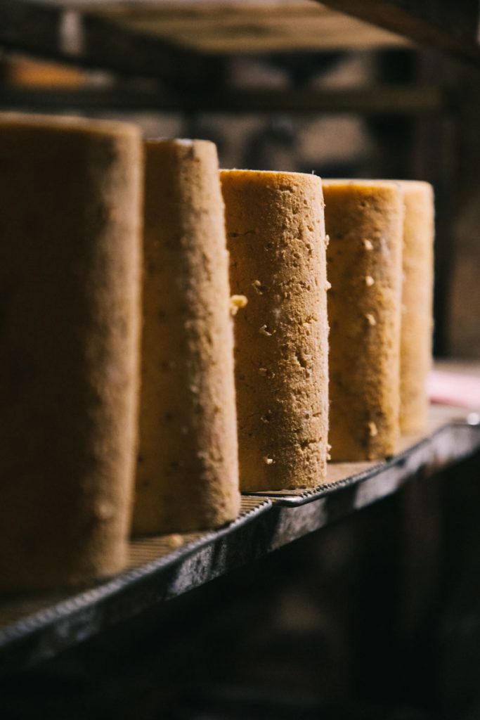 Une cave de fourme de Montbrizon dans une ferme productrice. crédit photo : Clara Ferrand - blog Wildroad