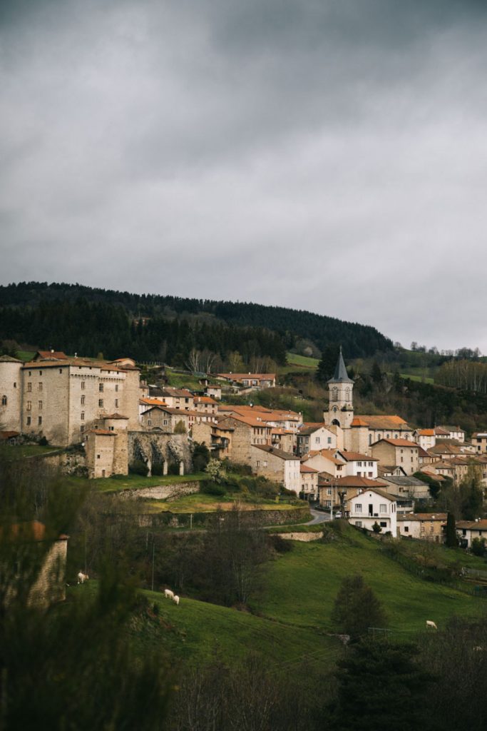 Chalmazelle et son château dans le Forez. crédit photo : Clara Ferrand - blog Wildroad