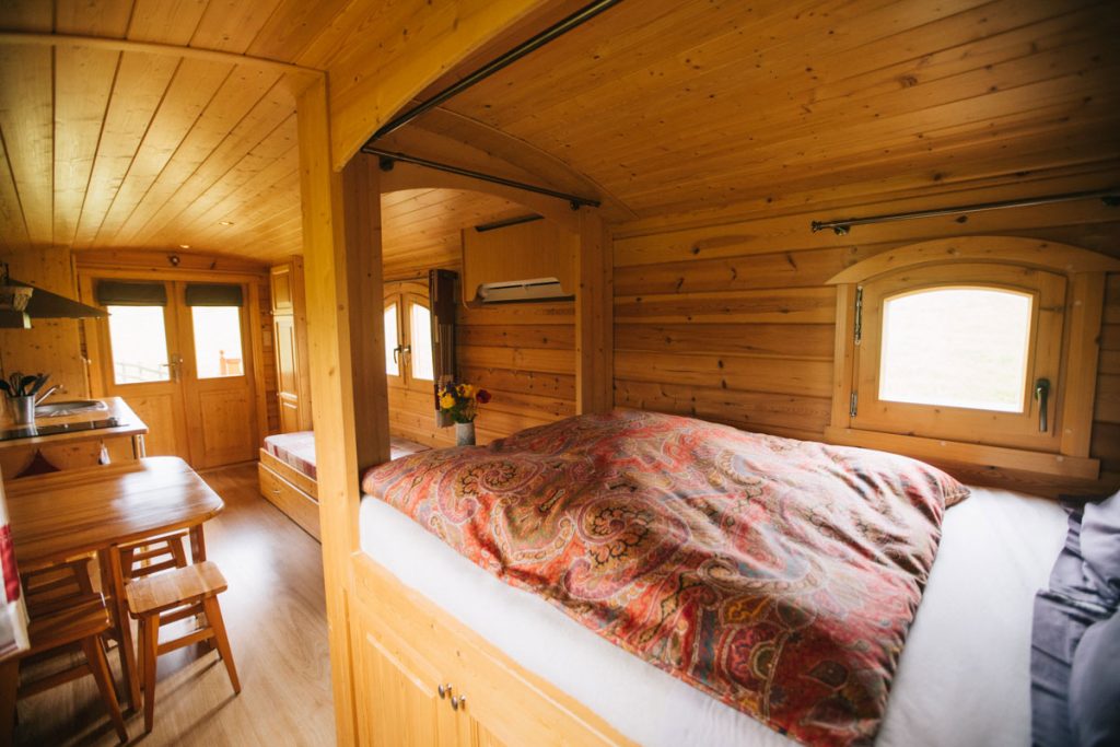 Nuit insolite dans la Loire: dormir dans une roulotte. crédit photo : clara Ferrand - blog Wildroad