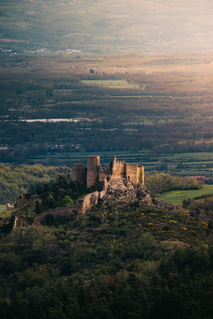Le château de Couzan et la plaine de Siant-Etienne. crédit photo : clara Ferrand - blog Wildroad. 