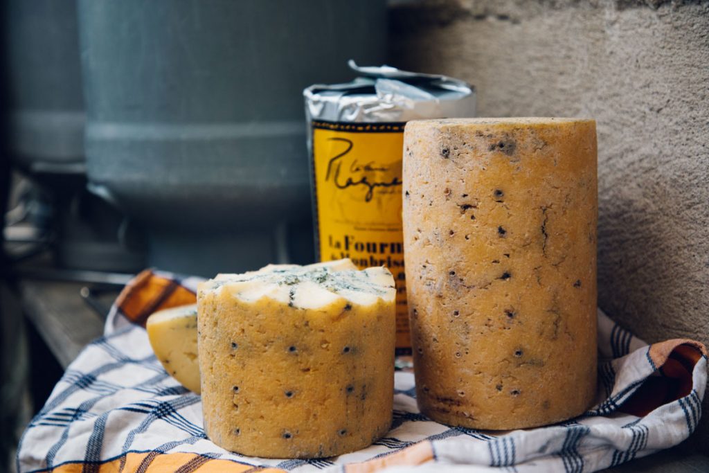 La fourme de Montbrison, un fromage sous IGP du Forez. crédit photo : Clara Ferrand - blog Wildroad