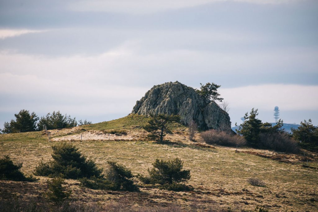 La grande pierre Bazanne dans les monts du Forez. crédit photo : Clara Ferrand - blog Wildroad