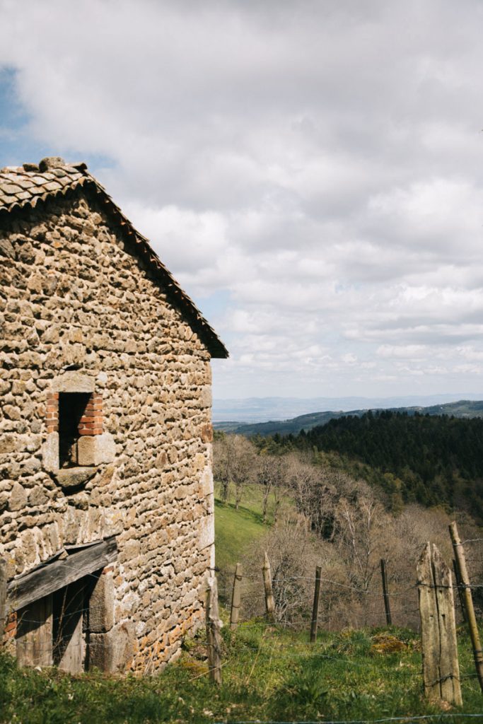 Les Jasseries, ces fermes des Hautes-Chaumes du Forez. crédit photo : Clara Ferrand - blog Wildroad