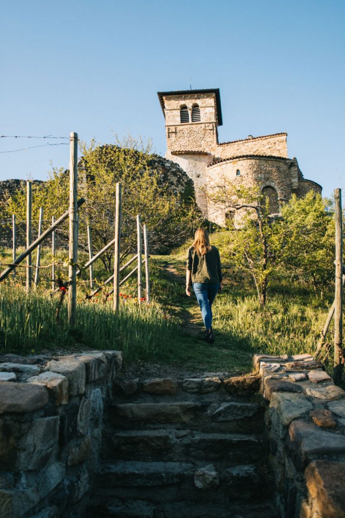 Visiter le prieuré de Saint-Romain-le-puy dans la Loire. crédit photo : Clara Ferrand - blog Wildroad