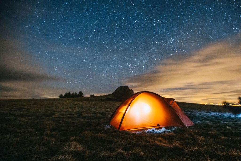 Bivouac étoilé à la pierre Bazanne dans le Forez. crédit photo : Clara Ferrand - blog Wildroad