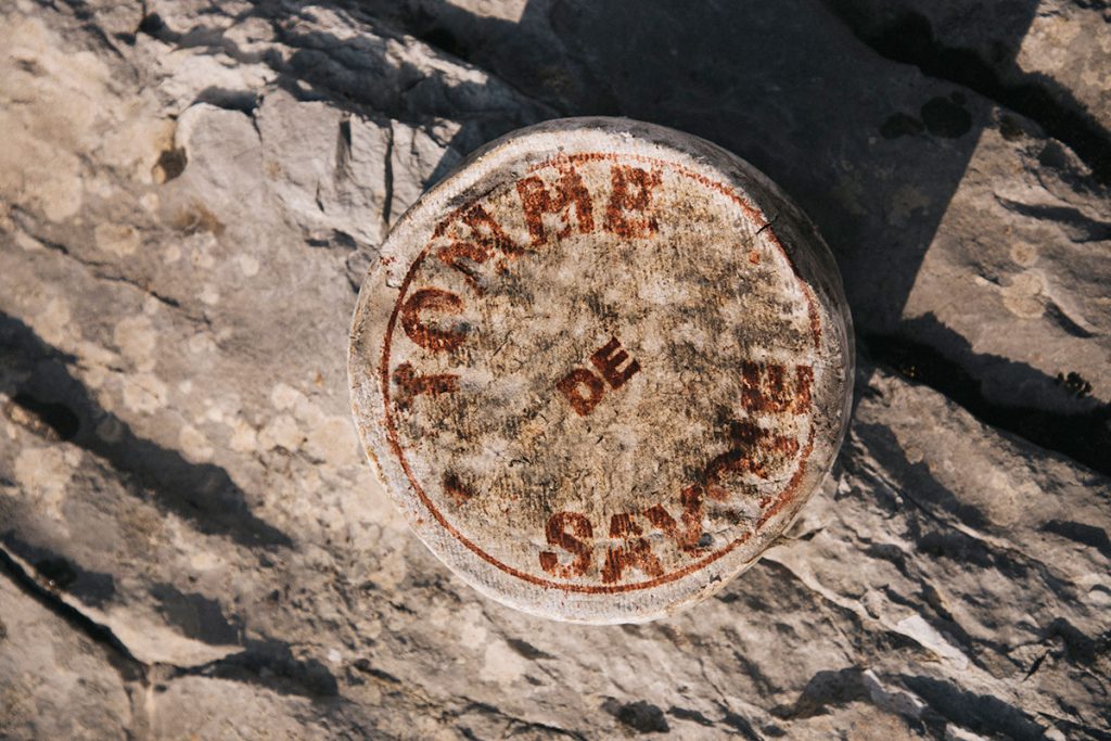 La marquage de la Tomme de Savoie IGP. crédit photo : Clara Ferrand - blog Wildroad
