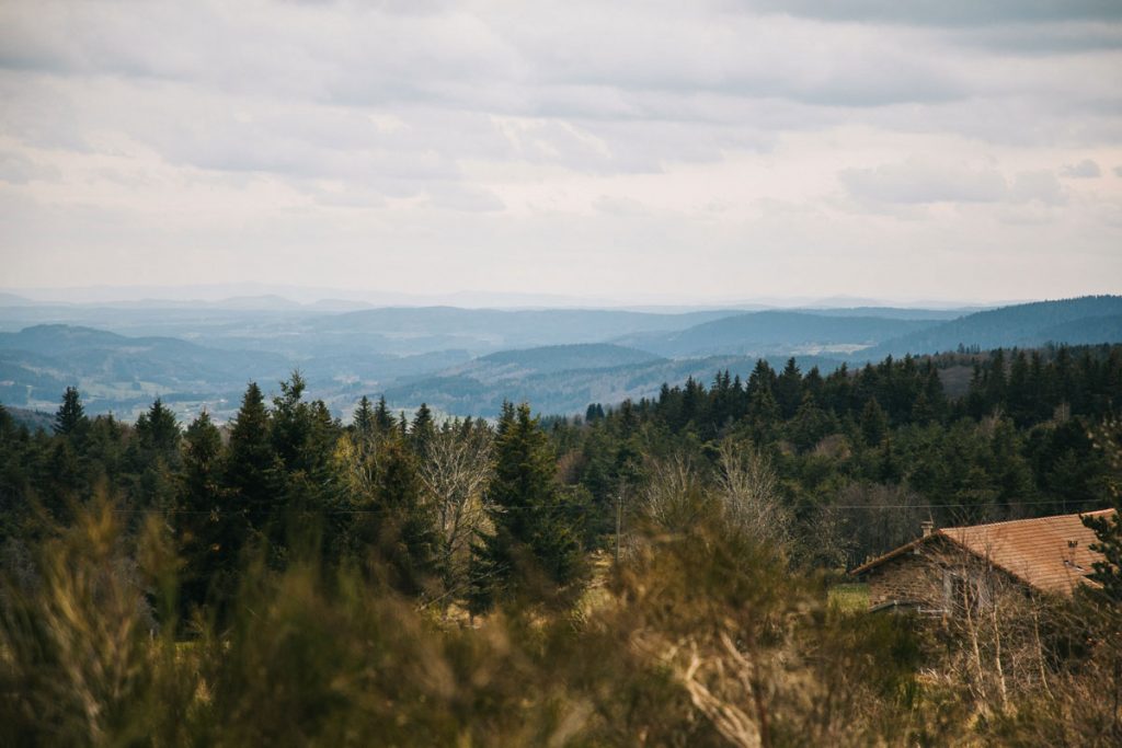 Panorama depuis le col du Baracuchet dans la Loire. crédit photo : Clara Ferrand - blog Wildroad 