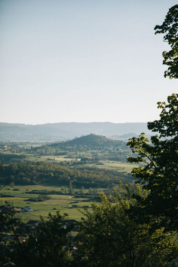 Panorama sur le Forez depuis le prieuré de Saint-Romain-le-puy. crédit photo : Clara Ferrand - blog WIldroad