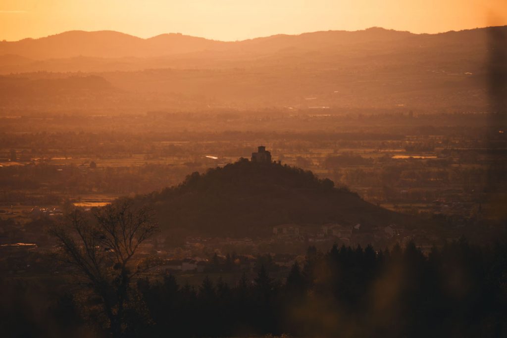 Lever de soleil sur la plaine de Siant-etienne et le prieuré de Saint-Romain-le-Puy. crédit photo : Clara Ferrand - blog Wildroad