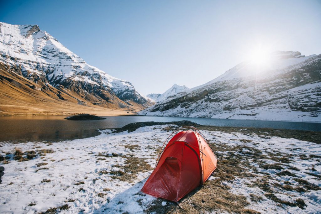 Quel est le poids d'une bonne tente de bivouac ? les choses à savoir avant d'acheter son matos de bivouac. crédit photo : Clara Ferrand - blog Wildroad