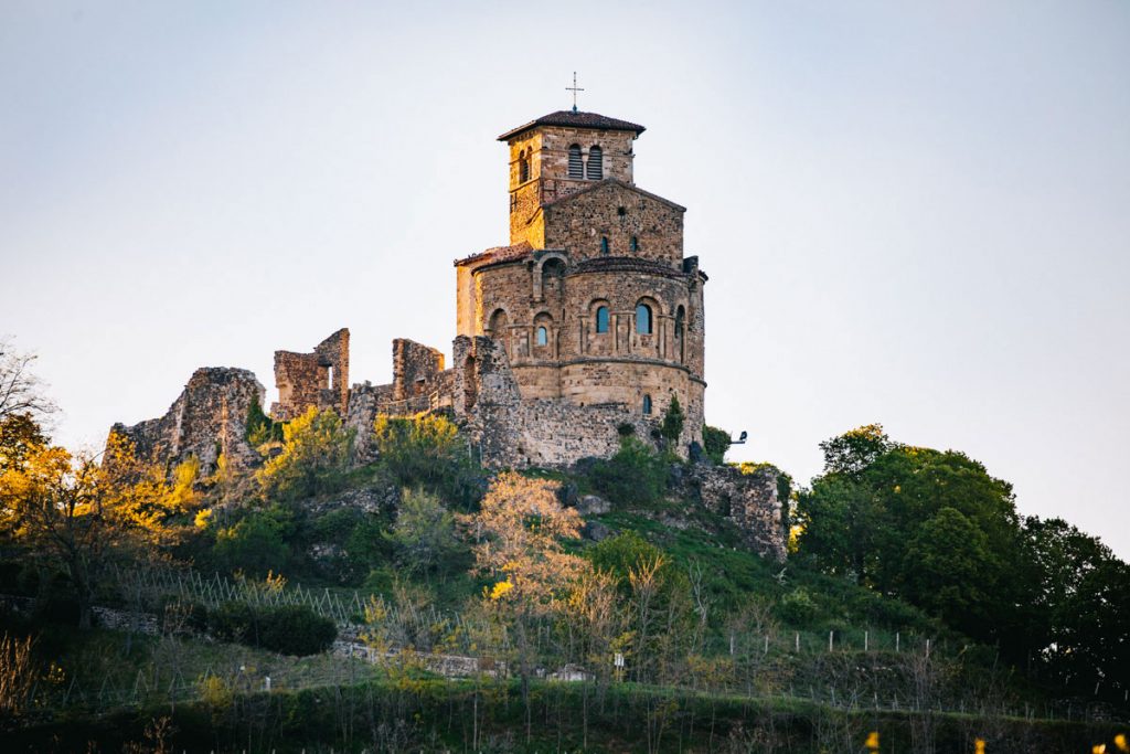Le prieuré de Saint Romain-le-puy dans le Forez. crédit photo : Clara Ferrand - blog Wildroad