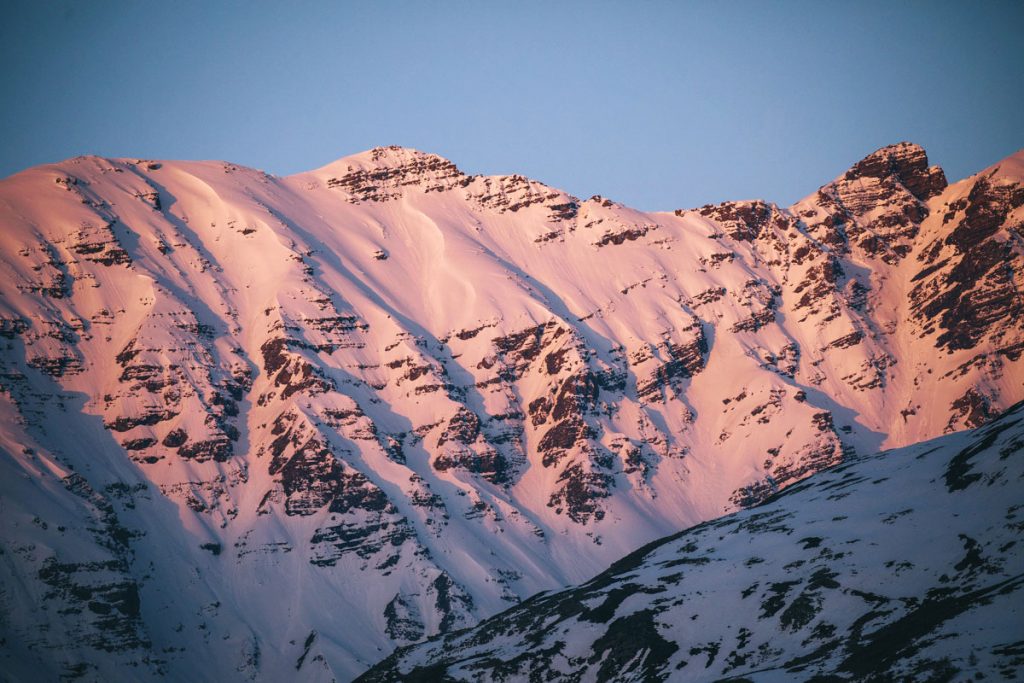 Les sommets de la vallée de la Maurienne au lever du soleil. crédit photo : Clara Ferrand - blog Wildroad