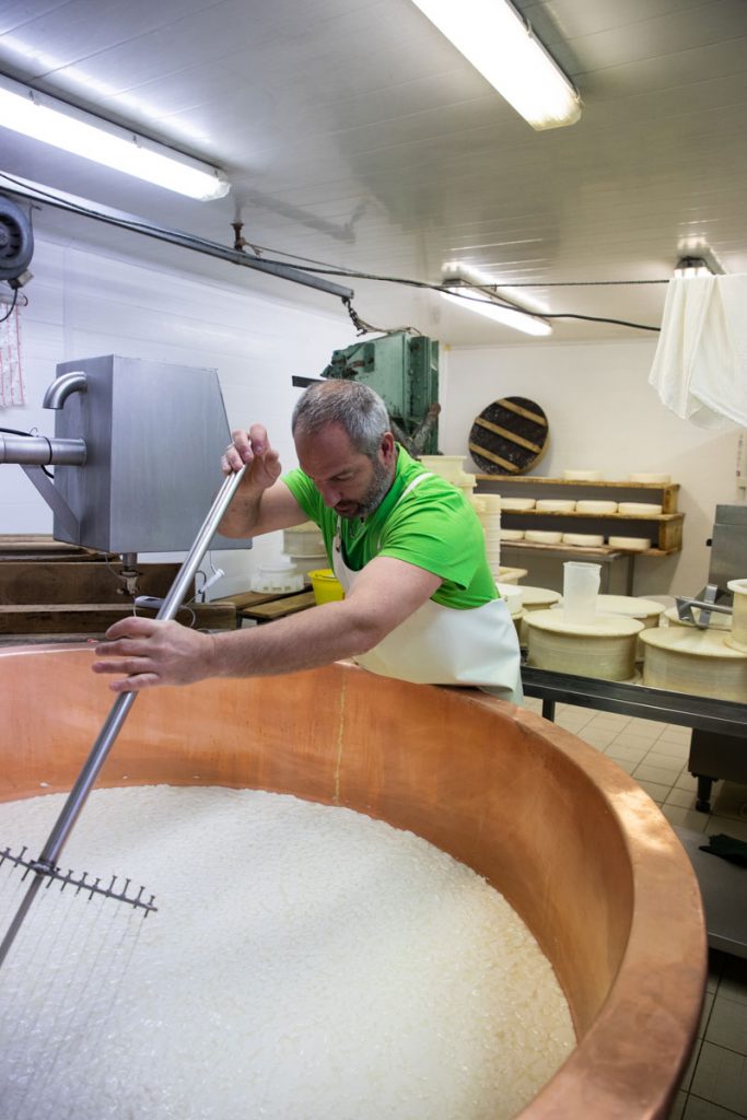 Les différentes étapes de production de la Tomme de Savoie. crédit photo : Clara Ferrand - blog Wildroad