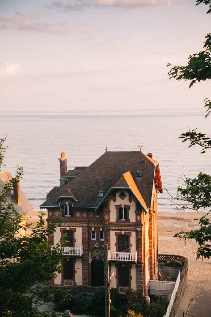 Une villa belle époque donnant sur la plage d'Houlgate. crédit photo : Clara Ferrand - blog WIldroad