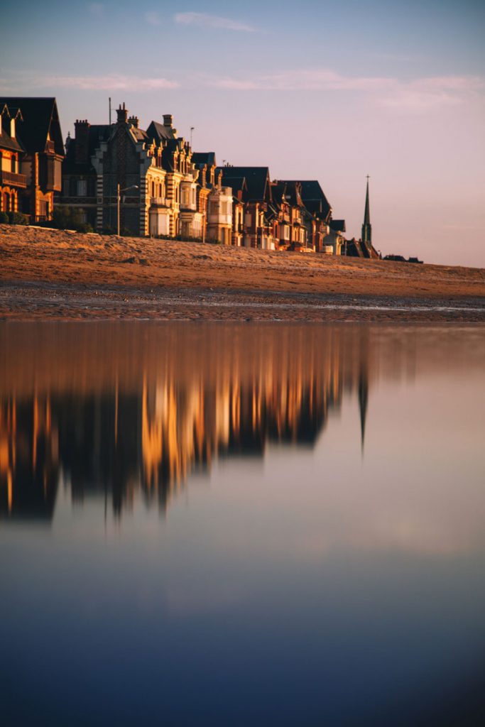 Balade sur la plage d'Houlgate au coucher du soleil. crédit photo : Clara Ferrand - blog Wildroad
