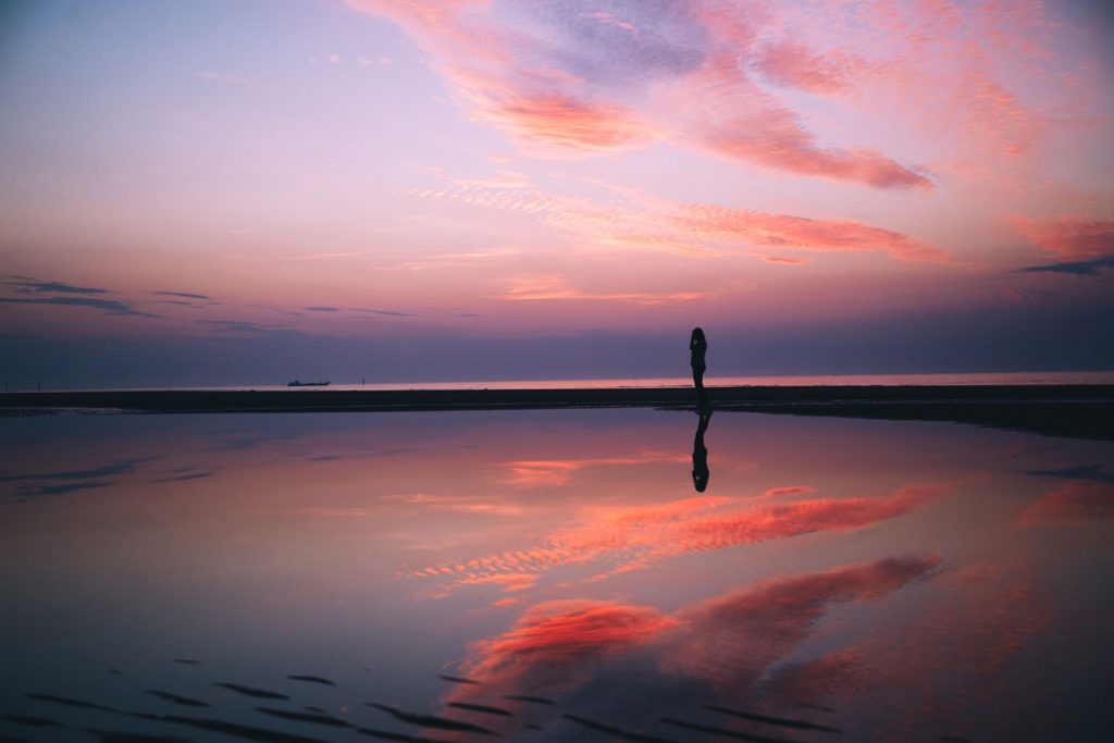 Coucher de soleil sur les côtes normandes. crédit photo : Clara Ferrand - blog Wildroad