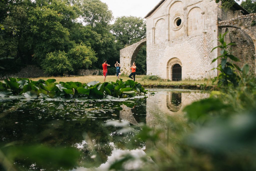 Cour de yoga dans la Drôme en extérieur. crédit photo : Clara Ferrand - blog Wildroad