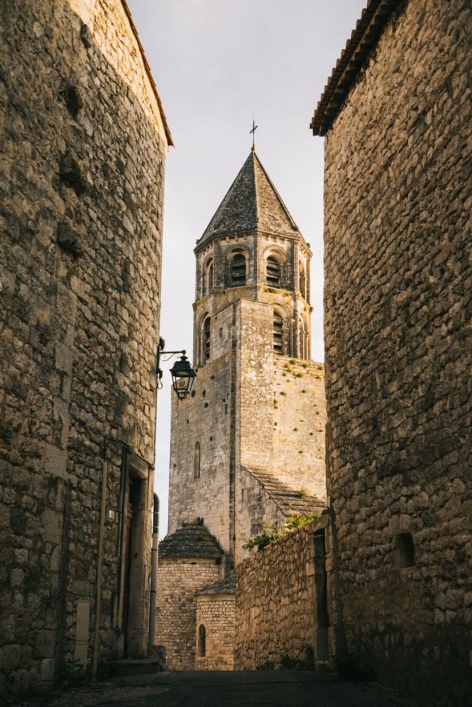 L'église Roman de la Garde Adhémar un des plus beau village de France. crédit photo : Clara Ferrand - blog WIldroad