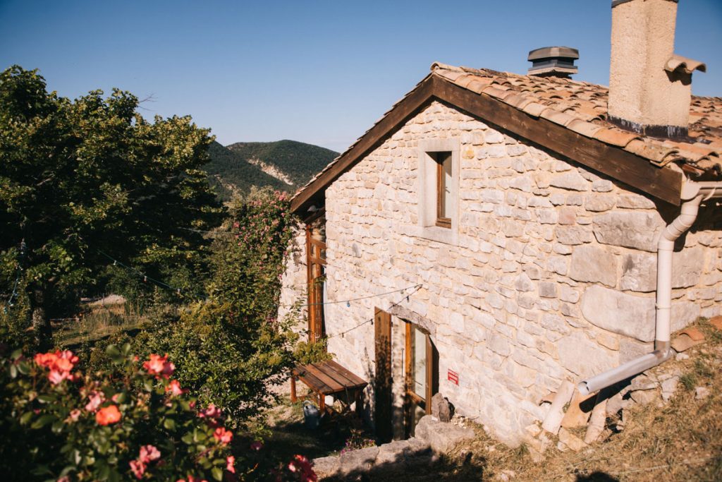 Un herbegement dans le parc naturel des Baronnies le gîte de Fontlargias. crédit photo : Clara Ferrand - blog WIldroad