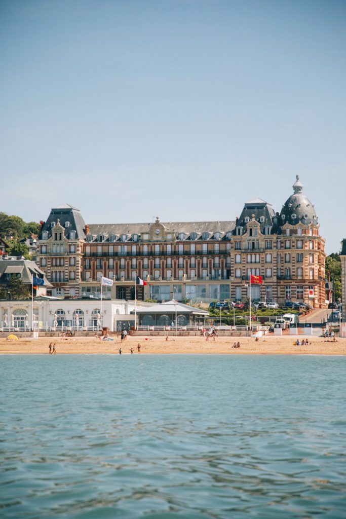 Le casino d'Houlgate depuis la mer. crédit photo : Clara Ferrand - blog Wildroad