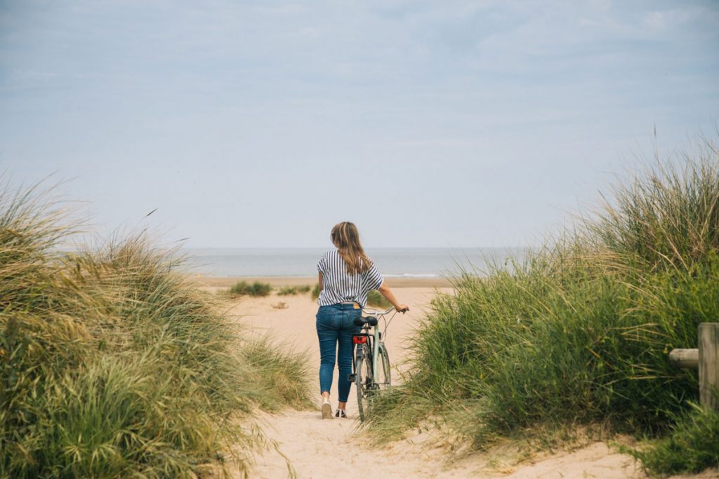 Faire une balade à vélo entre Cabourg et Merville dans l'estuaire de l'Orne. crédit photo : Clara Ferrand - blog WIldroad