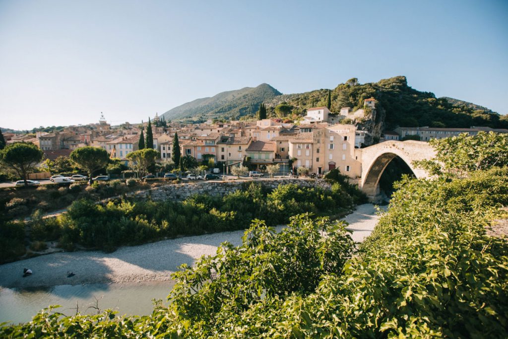Visiter Nyons, capital de l'huile d'olive, dans la Drôme provençale. crédit photo : Clara Ferrand - Blog Wildroad