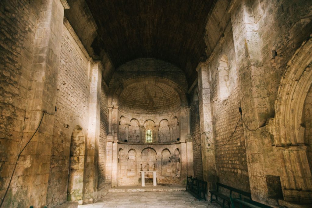 La Chapelle du val des nymphes et son point d'énergie à la Garde Adhémar. crédit photo : Clara Ferrand - blog Wildroad
