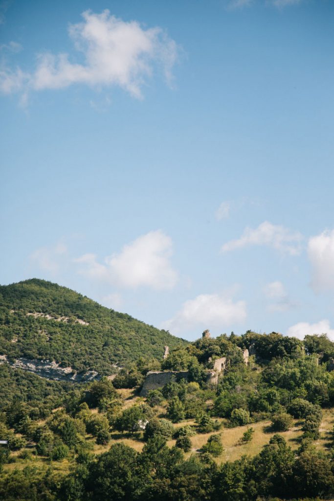 Les ruines de Béconne dans le pNR des baronnies. crédit photo : Clara Ferrand - blog WIldroad