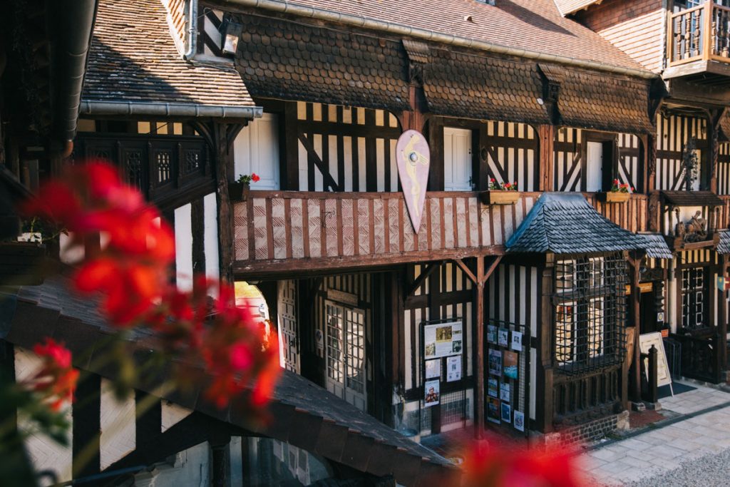 Le village d'art de Guillaume de Conquérant à Dives-sur-mer. crédit photo : Clara Ferrand - blog WIldroad